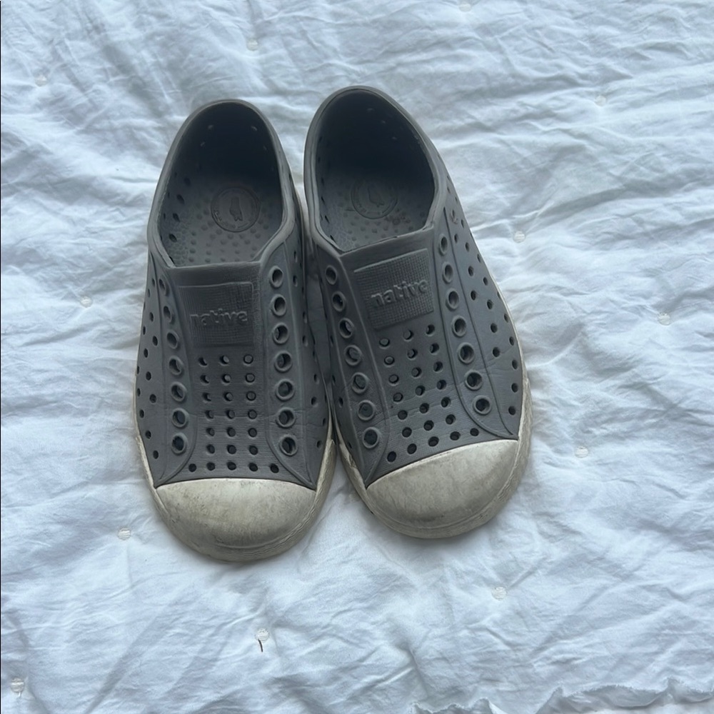 Native Jefferson Toddler Slip on Sneakers in Gray C8